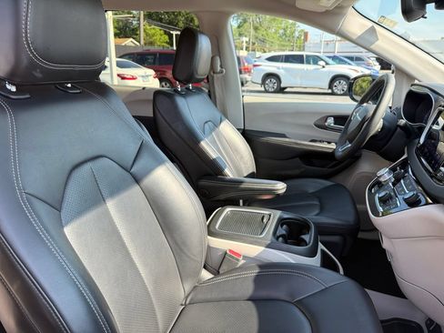 Used 2024 Chrysler Pacifica Touring-L FWD image 18