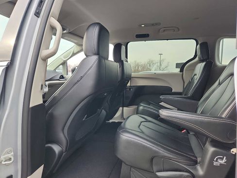 Used 2023 Chrysler Pacifica Touring-L image 10