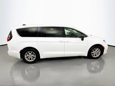 Used 2024 Chrysler Pacifica Touring-L FWD image 8