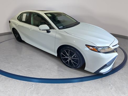 Used 2024 Toyota Camry SE FWD image 3