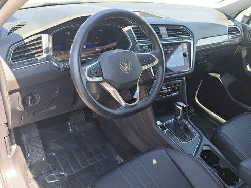 Used 2022 Volkswagen Tiguan SE FWD image 16