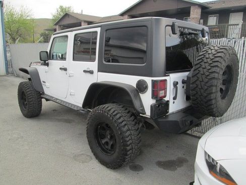 Used 2018 Jeep Wrangler Unlimited Rubicon AWD/4WD image 3