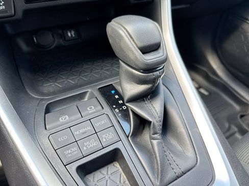 Used 2019 Toyota RAV4 LE AWD/4WD image 17