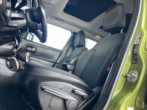 Used 2016 Jeep Renegade 75th Anniversary FWD image 20