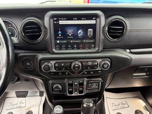 Used 2021 Jeep Gladiator Overland image 12