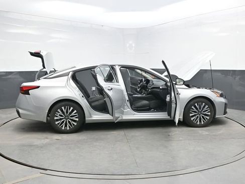 Used 2024 Nissan Altima 2.5 SV FWD image 45