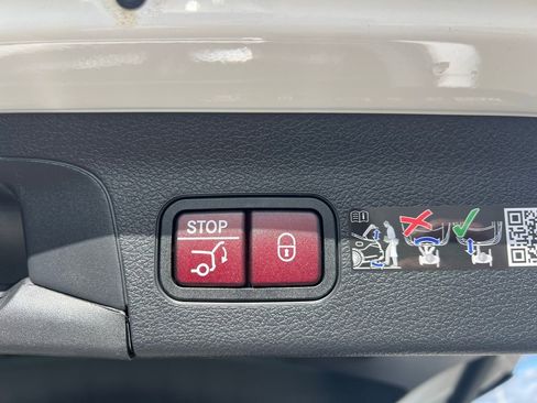 Certified 2026 Mercedes-Benz GLS 450 4MATIC image 31