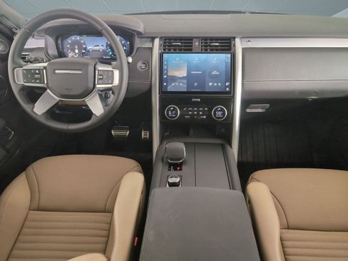 Used 2025 Land Rover Discovery Dynamic SE image 13