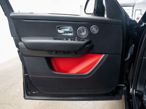 Used 2020 Rolls-Royce Cullinan Black Badge image 19