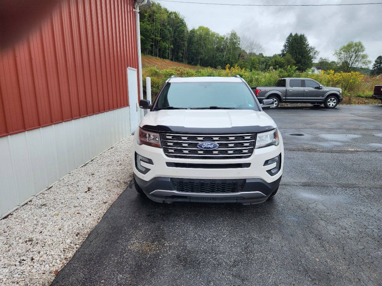Used 2017 Ford Explorer XLT w/ Equipment Group 201A AWD/4WD image 3