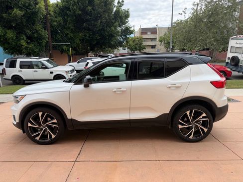 Used 2020 Volvo XC40 T5 R-Design image 8
