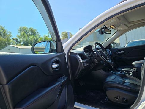 Used 2016 Jeep Cherokee Trailhawk w/ Comfort/Convenience Group AWD/4WD image 20