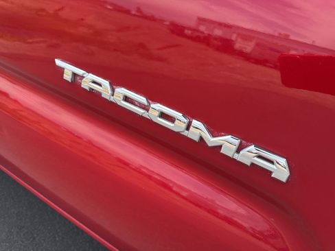 Used 2017 Toyota Tacoma TRD Off-Road AWD/4WD image 9