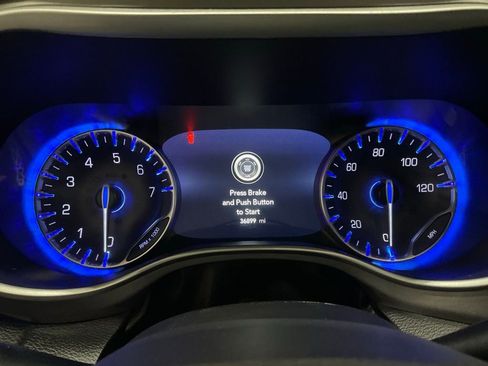 Used 2024 Chrysler Pacifica Touring-L image 17