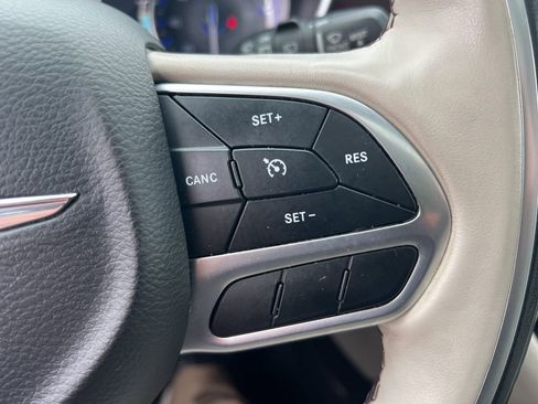 Used 2020 Chrysler Pacifica Limited image 54