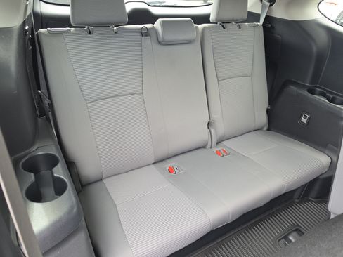 Used 2023 Toyota Highlander LE FWD image 13