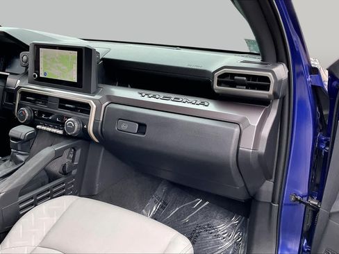 Used 2025 Toyota Tacoma SR5 AWD/4WD image 17