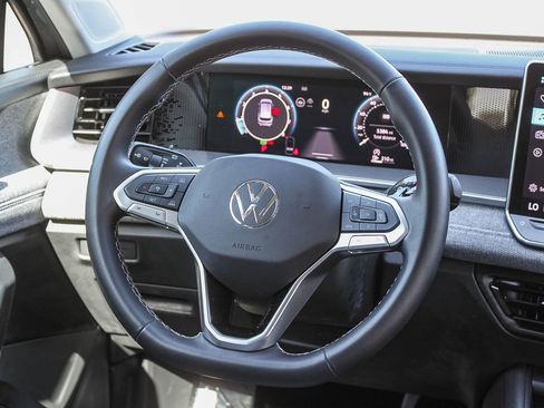 Used 2025 Volkswagen Tiguan S image 16