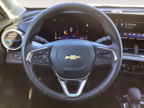 Used 2025 Chevrolet Trax LT w/ LT Convenience Package image 17