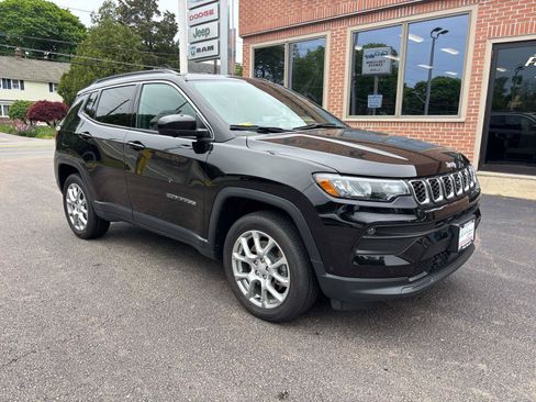 Used 2024 Jeep Compass Latitude w/ Sun and Sound Group AWD/4WD image 31