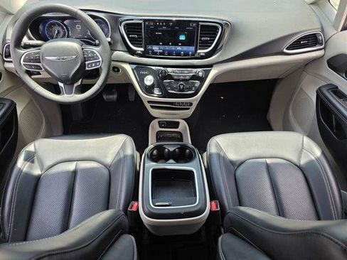 Used 2023 Chrysler Pacifica Touring-L FWD image 14