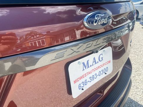 Used 2018 Ford Explorer XLT w/ Equipment Group 202A AWD/4WD image 14