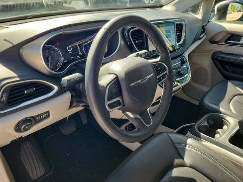 Used 2023 Chrysler Pacifica Touring-L FWD image 17