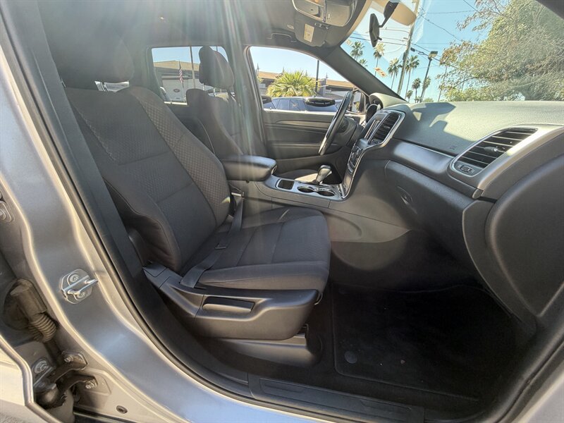 Used 2018 Jeep Grand Cherokee Laredo RWD image 15