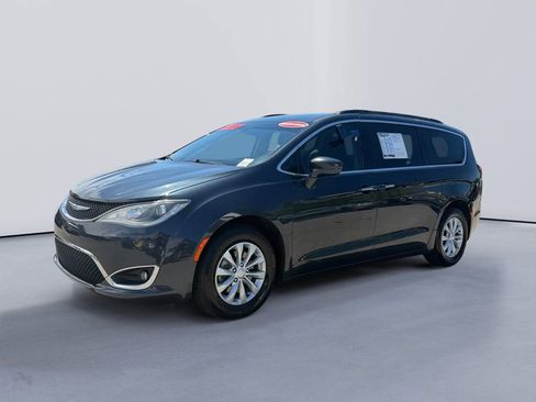 Used 2019 Chrysler Pacifica Touring Plus w/ Cold Weather Group FWD image 7
