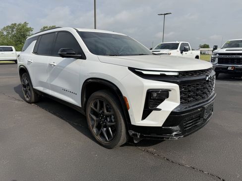 Used 2025 Chevrolet Traverse RS image 2