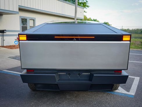 Used 2024 Tesla Cybertruck AWD Crew Cab image 5