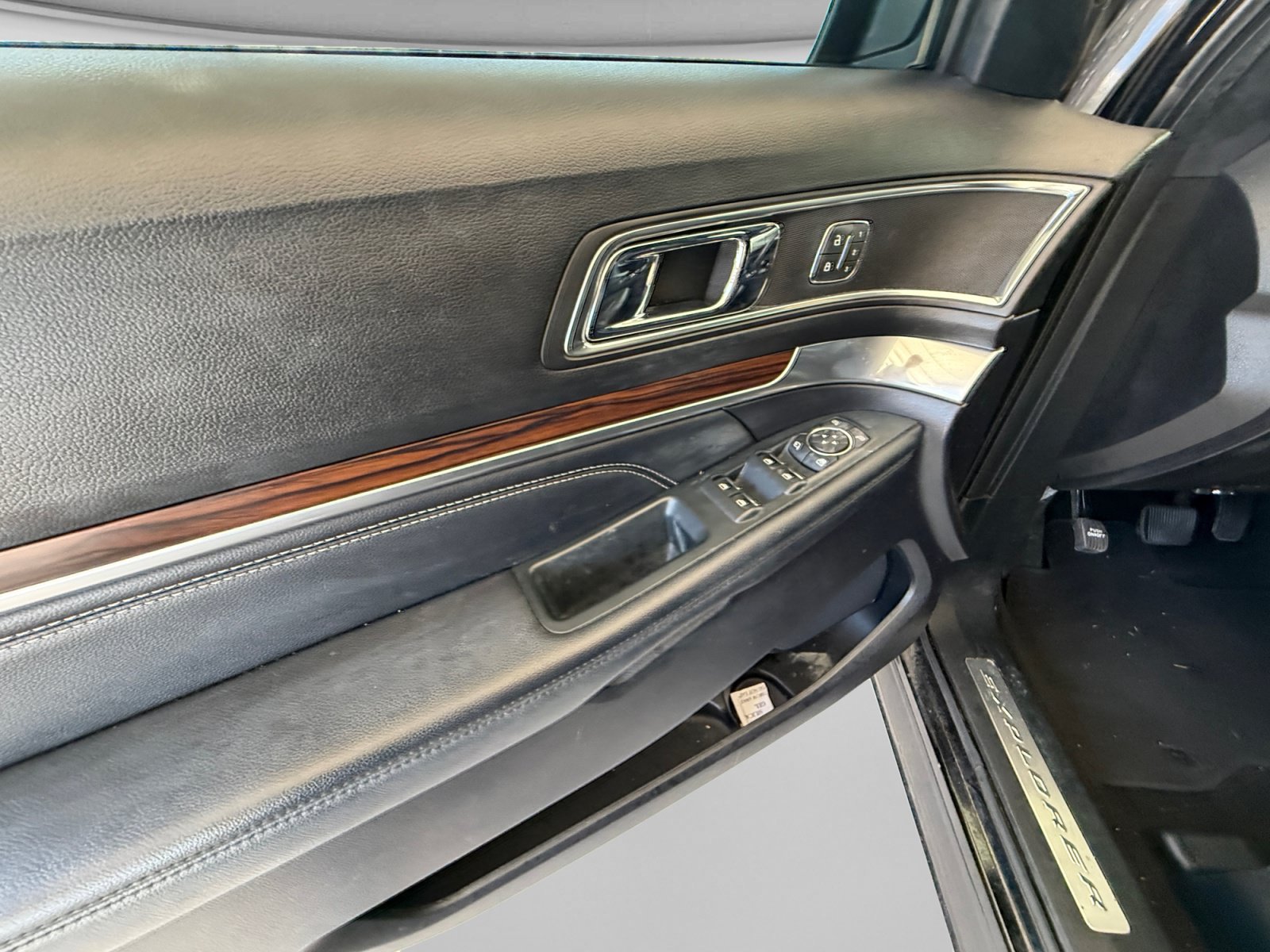 Used 2019 Ford Explorer Limited w/ Class III Trailer Tow Package FWD image 11