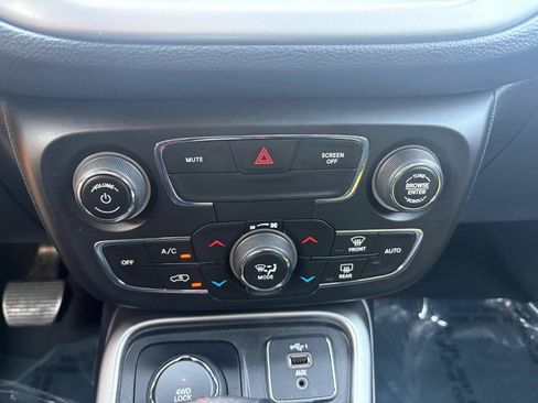 Used 2021 Jeep Compass Latitude AWD/4WD image 35