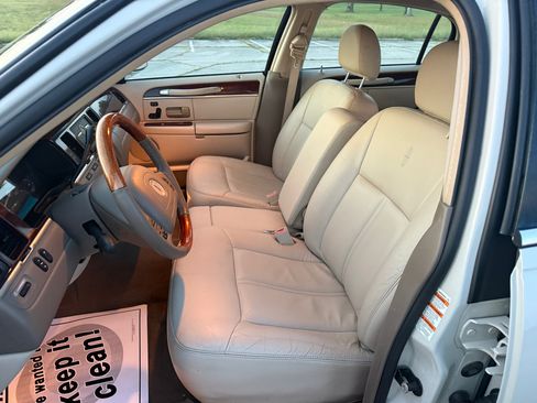 Used 2004 Lincoln Town Car Ultimate image 11