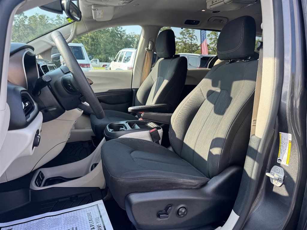 Used 2018 Chrysler Pacifica Touring Plus w/ Tire & Wheel Group FWD image 18
