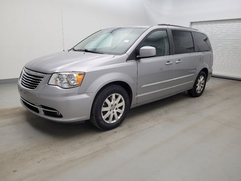 Used 2015 Chrysler Town & Country Touring image 2