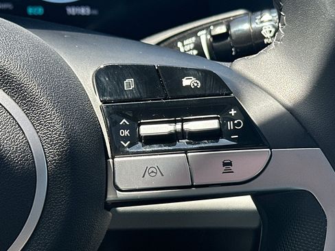 Used 2025 Hyundai Elantra Limited FWD image 17
