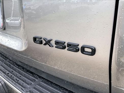 Used 2025 Lexus GX 550 w/ Accessory Package (32) AWD/4WD image 10
