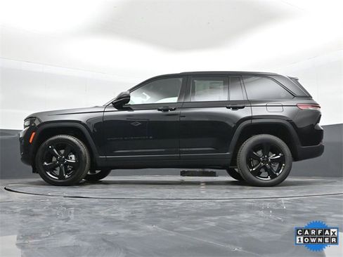 Used 2025 Jeep Grand Cherokee Limited w/ Luxury Tech Group II image 43