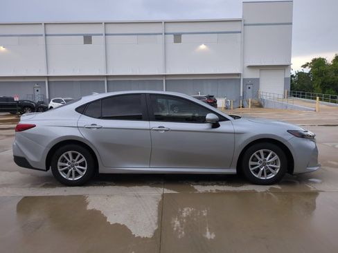 Used 2025 Toyota Camry LE w/ Convenience Package FWD image 4