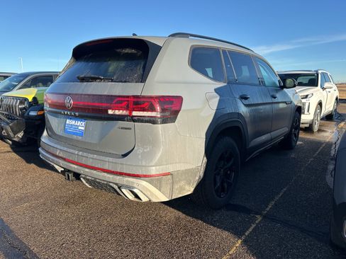 Used 2025 Volkswagen Atlas Peak Edition SE image 3
