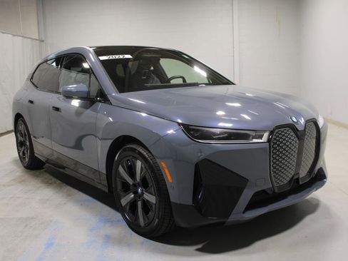 Used 2022 BMW iX xDrive50 w/ Premium Package image 4