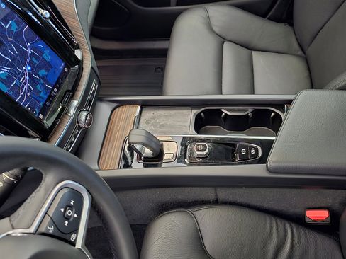 Certified 2022 Volvo XC60 B5 Momentum image 20