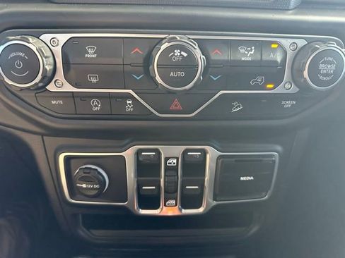 Used 2018 Jeep Wrangler Unlimited Sahara image 34