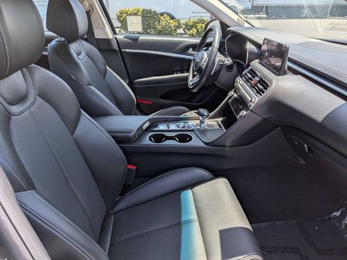 Used 2025 Genesis G70 2.5T RWD image 30