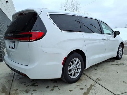 Used 2024 Chrysler Pacifica Touring-L image 7