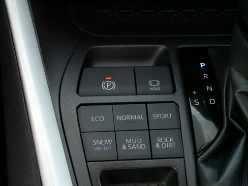 Certified 2025 Toyota RAV4 XLE AWD/4WD image 28