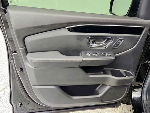 Used 2025 Honda Pilot Touring image 11