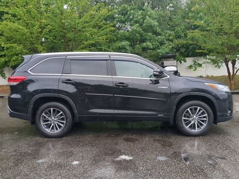 Used 2017 Toyota Highlander XLE AWD/4WD image 3