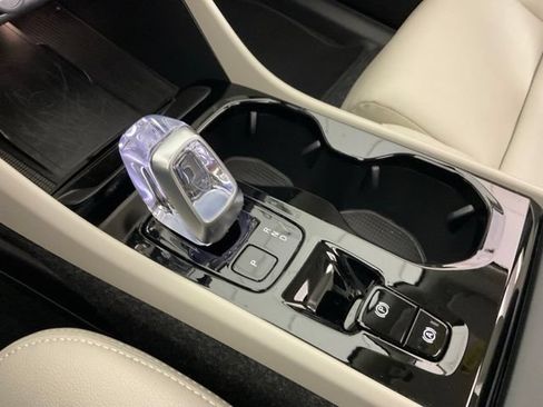 Certified 2025 Volvo XC40 B5 Ultra AWD/4WD image 21